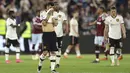 <p>Gelandang Manchester United, Bruno Fernandes (tengah) menutupi wajahnya setelah pertandingan melawan West Ham United pada pertandingan lanjutan Liga Inggris di Stadion London di London, Inggris, Senin, 8 Mei 2023. (AP Photo/Ian Walton)</p>