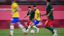 Pada awal babak pertama, Brasil langsung bermain agresif dan mampu mendominasi pertandingan hingga 70 persen. Sayangnya, pertahanan solid Meksiko menyulitkan tim Samba untuk mencetak gol. (Foto: AFP/Pedro Pardo)