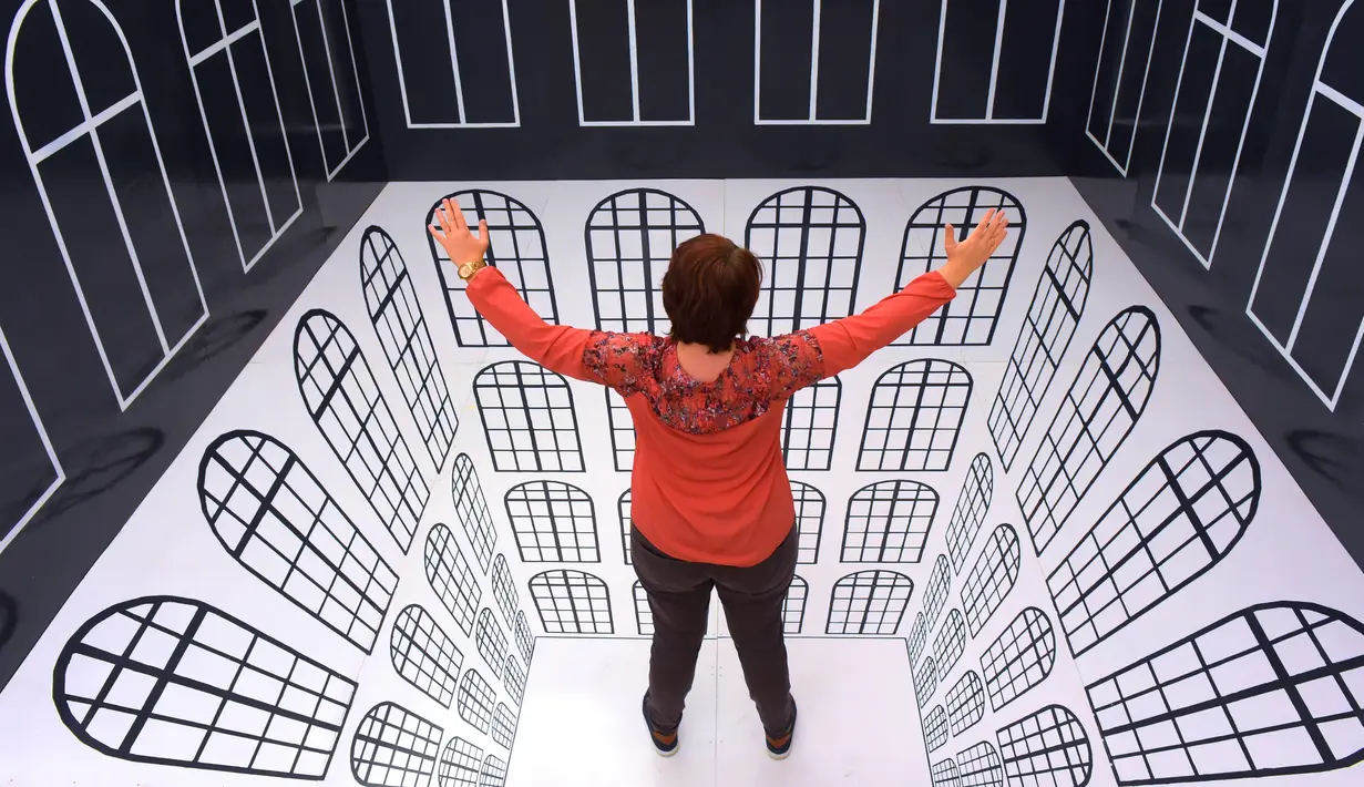 Pengunjung menjajal ruang interaktif 'Anamorphic Room' dalam pameran bertajuk 'Tricked! - The Spectacular Illusion Exhibition' di Kastil Augustusburg, Jerman, 1 Oktober 2019. Pameran menghadirkan karya seniman Meksiko Yunuen Esparza yang mulai dibuka pada 5 Oktober 2019. (AP/Jens Meyer)
