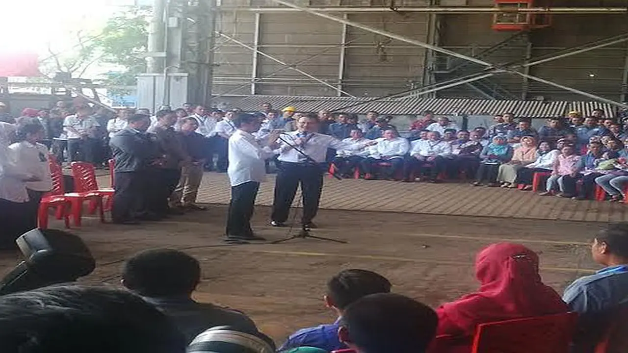 Kunjungi Dok Kodja, Jokowi Disodori Surat Aduan dari Buruh