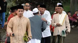 Walikota Bogor, Bima Arya (tengah) bersilaturahmi jelang melaksanakan Salat Idul Fitri 1437 H di Kebun Raya Bogor, Rabu (6/7). Tahun ini, Pemkot Bogor menyelenggarakan Salat Id yang dipusatkan di Kebun Raya. (Liputan6.com/Helmi Fithriansyah) 