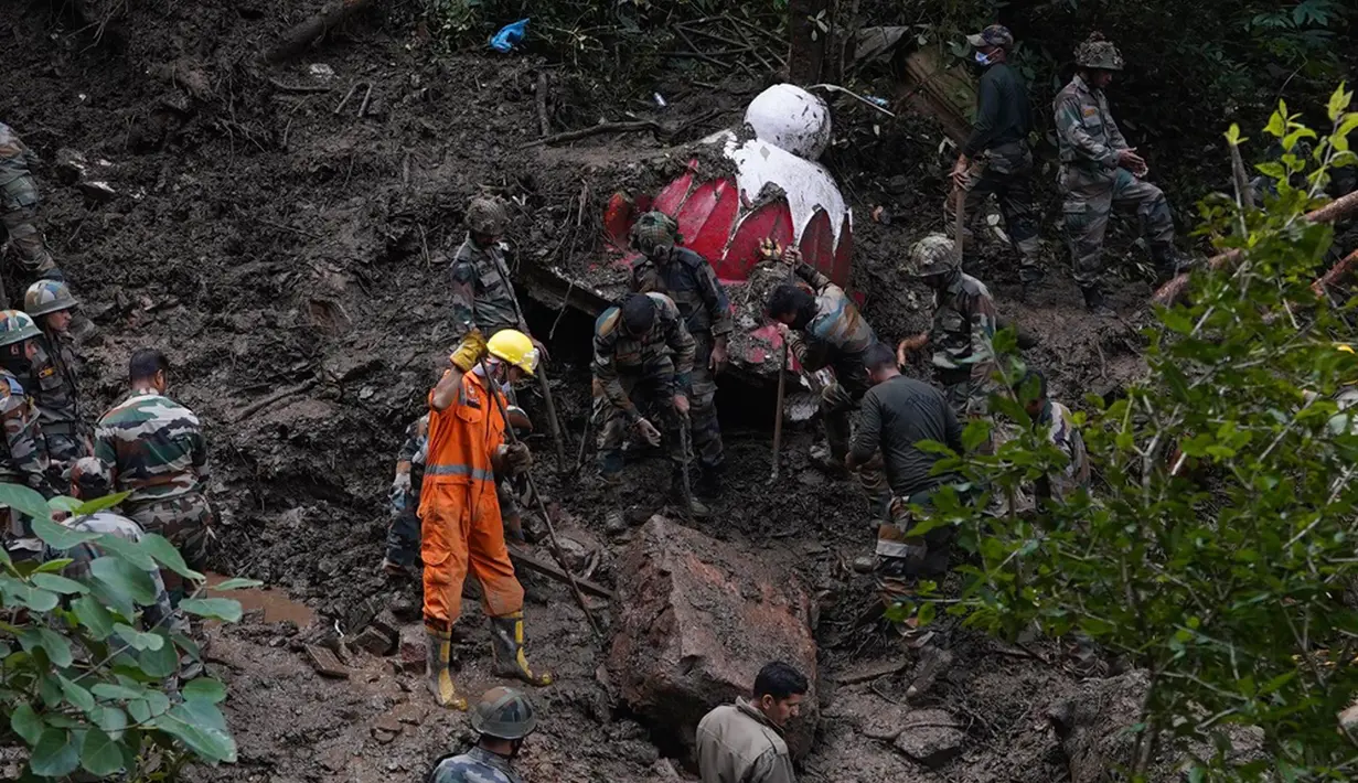 Hujan lebat memicu tanah longsor dan banjir bandang yang menenggelamkan jalan, menghanyutkan bangunan, dan membuat penduduk berhamburan mencari keselamatan. (AP Photo/Pradeep Kumar)