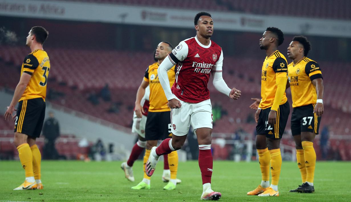 Bek Arsenal, Gabriel, merayakan gol penyeimbang 1-1 dalam laga lanjutan Liga Inggris 2020/21 pekan ke-9 melawan Wolverhampton Wanderers di Emirates Stadium, London, Minggu (29/11/2020) waktu setempat. Arsenal tumbang 1-2 dari Wolverhampton. (AFP/Catherine Ivill/Pool)