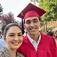 Lionel Sinathrya atau yang akrab disapa Lio, putra sulung Donna Agnesia dan Darius Sinathraya baru saja lulus SMA dengan Diploma Magna Cum Laude. Bukan di Indonesia, Donna pun harus terbang ke Portugal untuk merayakan wisuda putranya. [@dagnesia]