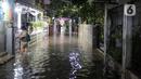 Warga berjalan menerjang banjir karena hujan di Jalan Shofa Marwah, Jakarta, Jumat (4/11/2022). Berdasarkan laporan Badan Penanggulangan Bencana Daerah (BPBD) DKI Jakarta yang diperbaharui pada pukul 18.00 WIB, terdapat 4 RT yang terendam banjir dengan ketinggian maksimal mencapai 50 Cm. (Liputan6.com/Faizal Fanani)