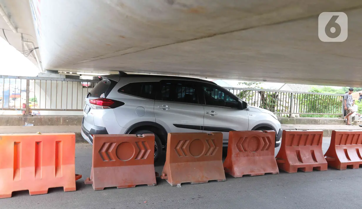Pengendara mobil melintas di Jembatan Antelope, Curug, Bekasi, Jawa Barat, Selasa (14/6/2022). Jembatan Antelope masih ramai dilintasi warga meski pemasangan box girder jalur Kereta Cepat Jakarta-Bandung hampir menghalangi jalanan. (Liputan6.com/Herman Zakharia)