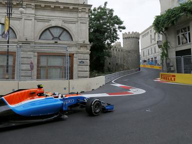 Pebalap Manor Racing asal Indonesia, Ro Haryanto, finis di posisi ke-18 F1 GP Baku di Sirkuit Baku, Azerbaijan, Minggu (19/6/2016). (EPA/Zurab Kurtsikidze)