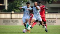 Dua pemain PSS Sleman, Phil Ofosu Ayeh (tengah) dan kapten tim Fachruddin Aryanto berebut bola dengan pemain Semen Padang, Kenneth Ngwoke pada laga pekan ke-3 BRI Liga 1 2024/2025 di Lapangan STIK-PTIK, Jakarta Selatan, Senin (26/8/2024). (Bola.com/Bagaskara Lazuardi)