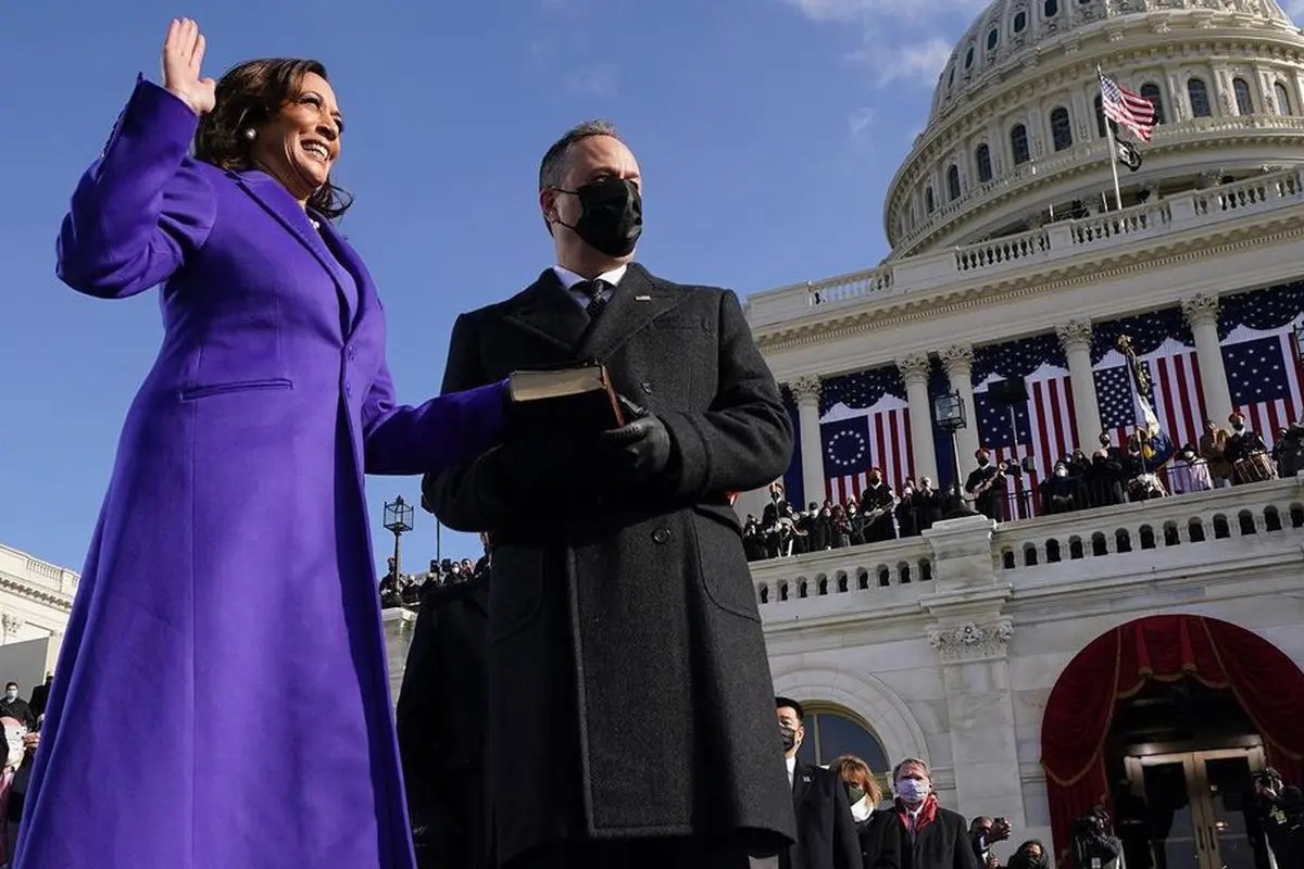 Penampilan Kamala Harris saat dilantik menjadi Wakil Presiden Amerika Serikat menggunakan karya-karya desainer kulit berwarna
