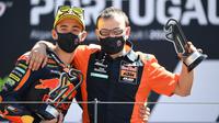 Pedro Aciosta saat menjadi juara balapan Moto3 Portugal beberapa waktu lalu. (PATRICIA DE MELO MOREIRA / AFP)
