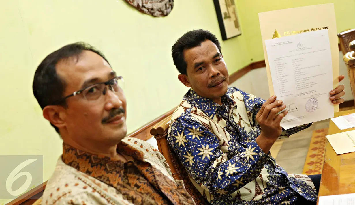 Kuasa Hukum PT Humpuss Patragas, perusahaan milik Tommy Soeharto, menunjukkan selembar dokumen terkait dugaan penipuan yang dilakukan Chairul Iskandar dan Rudy Sutopo, mantan suami Andi Soraya, Jakarta, Jumat (27/11). (Liputan6.com/ Immanuel Antonius)