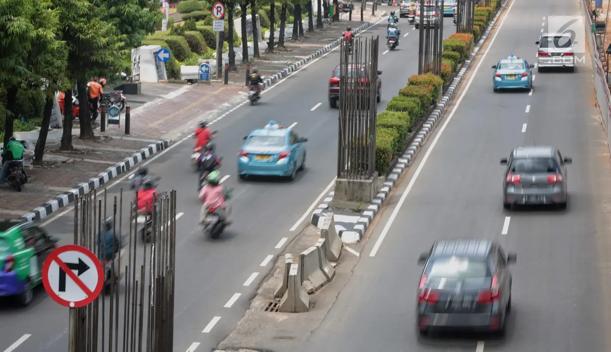 Sejumlah kendaraan melaju di antara tiang beton proyek monorel di Jalan HR Rasuna Said, Jakarta, Selasa (4/9). Pada tahap pertama, ERP atau jalan berbayar akan berlaku di Sudirman dan Jalan HR. Rasuna Said pada Maret 2019. (Liputan6.com/Faizal Fanani)
