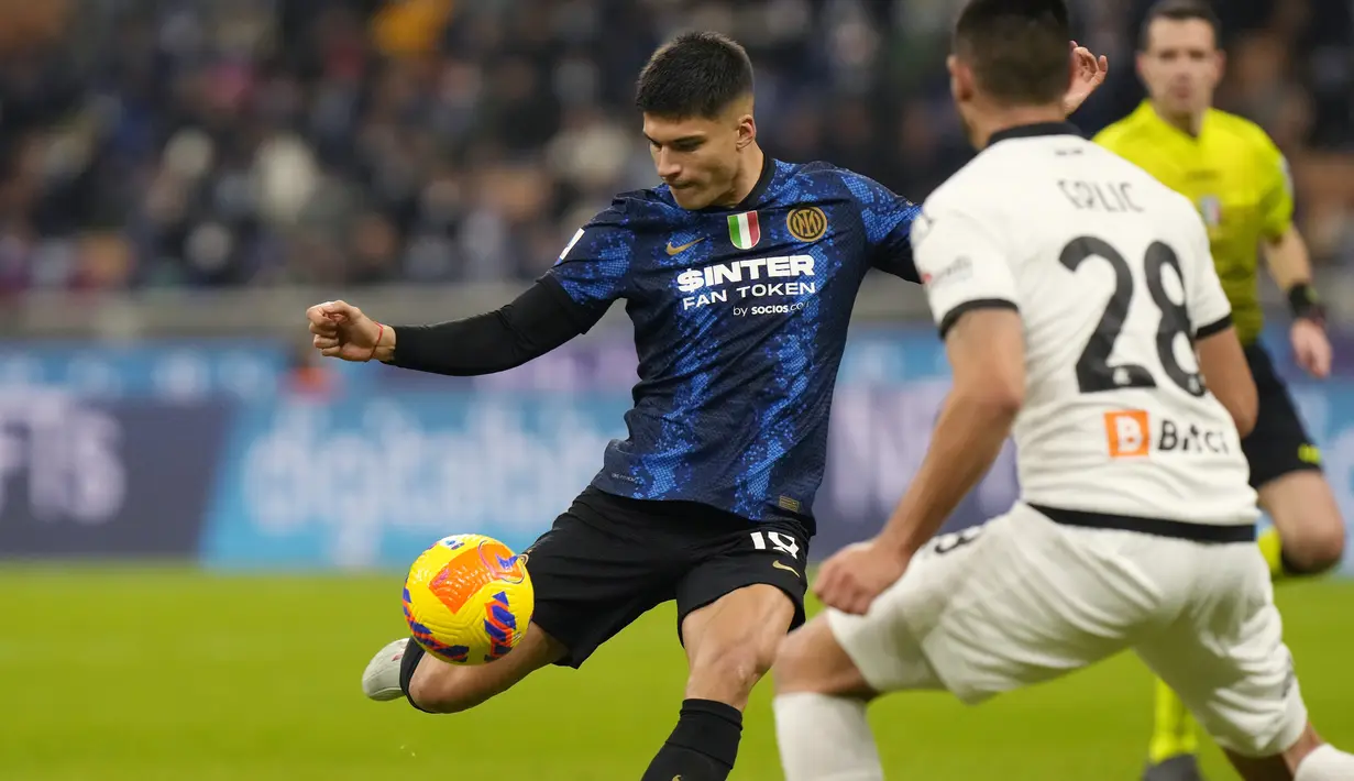 Penyerang Inter Milan, Joaquin Correa berusaha mencetak gol ke gawang Spezia pada pertandingan lanjutan Liga Serie A Italia di Stadion San Siro, di Milan, Italia, Kamis (2/12/2021). Inter Milan menang atas Spezia 2-0. (AP Photo/Luca Bruno)