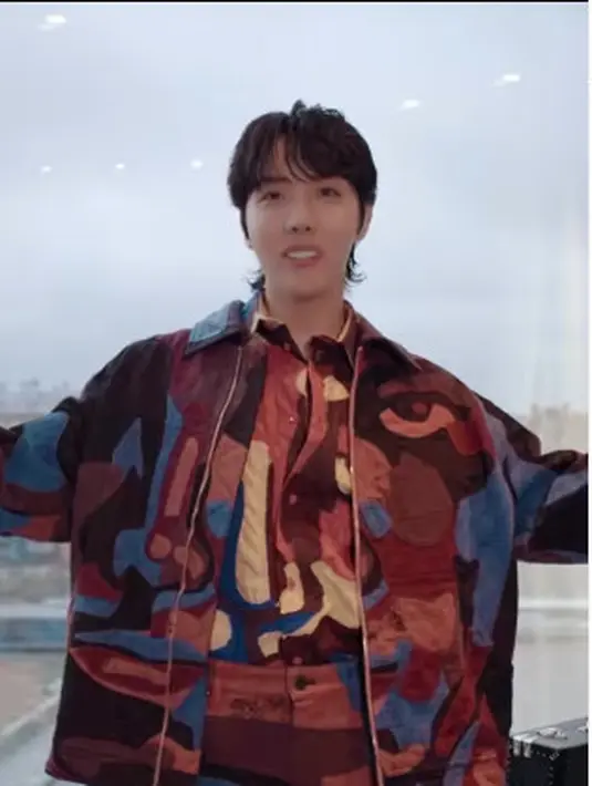 J-Hope memakai zip-up jacket, silky button-up shirt, dan celana panjang dengan pattern yang sama. [Louis Vuitton]