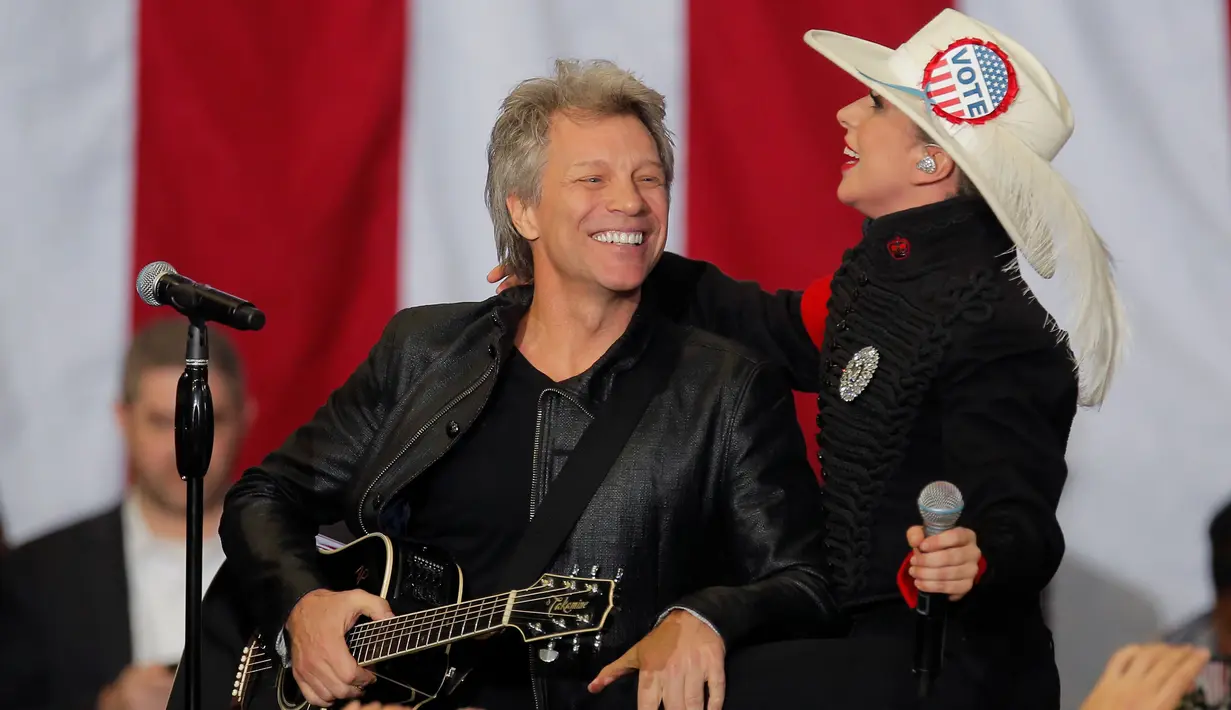 Aksi Lady Gaga dan Jon Bon Jovi saat memeriahkan kampanye Capres AS dari Partai Demokrat, Hillary Clinton di Releigh, North Carolina, AS (8/11). Pilpres AS 2016 diadakan pada 8 November 2016 dan menjadi pilpres empat tahunan ke-58. (REUTERS/Chris Keane)