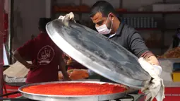 Warga membuat penganan manis tradisional yang dikenal dengan nama Qatayef di Kota Rafah, Jalur Gaza, Palestina, Senin (27/4/2020). Qatayef dapat diisi dengan krim atau kacang. (Xinhua/Khaled Omar)