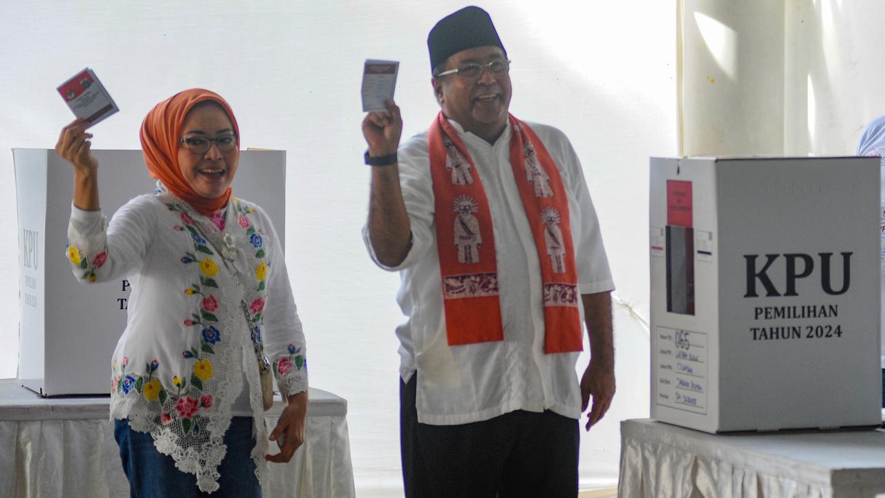 Rano Karno nyoblos di TPS 65 Lebak Bulus saat Pilkada Jakarta 2024