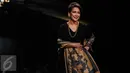 Aktris senior Widyawati tampil anggun membawakan selendang karya Alleira Batik dalam pagelaran fashion show di Jakarta, Kamis (6/10). Bertajuk Yavadvipa, sebanyak 42 desain terbaru dihadirkan dengan unsur modern kontemporer. (Liputan6.com/Faizal Fanani)