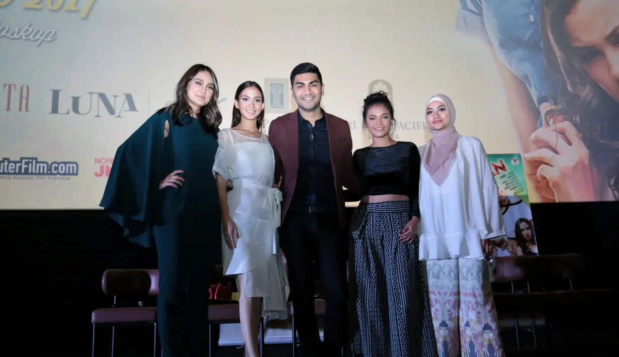 Luna Maya juga belum berpikir untuk meningalkan dunia hiburan. Perempuan 33 tahun itu masih menikmati dua bidang berbeda yang sedang dijalani belakagan ini. (Adrian Putra/Bintang.com)