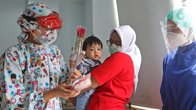 Perayaan Hari Ibu, Pasien di RSIA Tambak Dapat Kado Manis