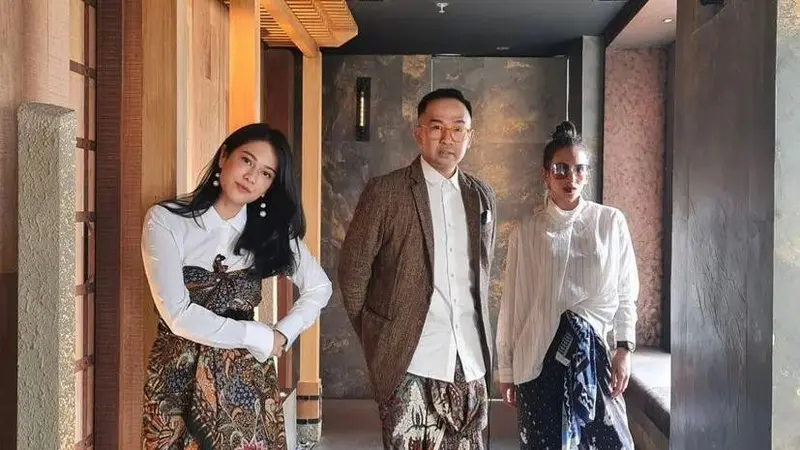 8  Inspirasi OOTD Kain Batik Kekinian ala Seleb, Nadin Amizah-Dian Sastro