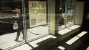 Warga berjalan di depan sebuah toko yang tutup di West Village, New York (12/4). Hal ini disebabkan oleh bisnis online shop yang terus berkembang dan tarif sewa toko yang naik. (Spencer Platt / Getty Images / AFP)