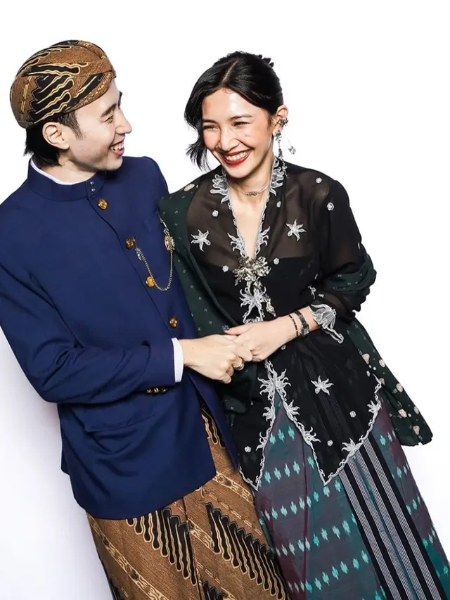 Shelila mengenakan aksesori saat hadir di pernikahan sahabat. [@vidialdiano]