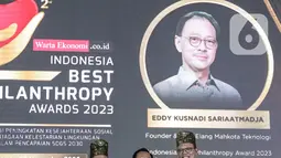 Eddy Kusnadi Sariaatmadja mendapat penghargaan bertajuk 'Indonesia Best Philanthropy Award 2023 for Strengthening Health Ecosystem Activities Through Provision of Equal Health Access'. (Liputan6.com/Angga Yuniar)