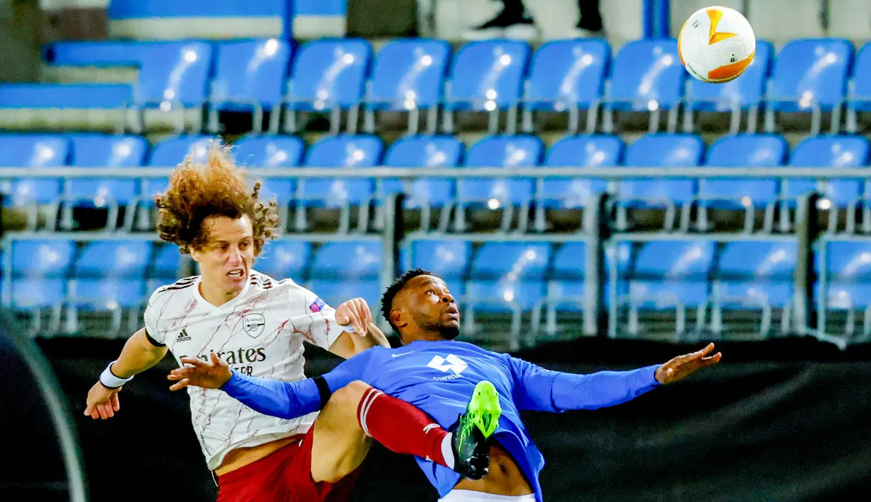 Bek Arsenal, David Luiz, berebut bola dengan penyerang Molde, Leke James, pada laga lanjutan Liga Europa di Aker Stadion, Jumat (27/11/2020) dini hari WIB. Arsenal menang 3-0 atas Molde. (AFP/Svein Ove Ekornesvag/NTB)