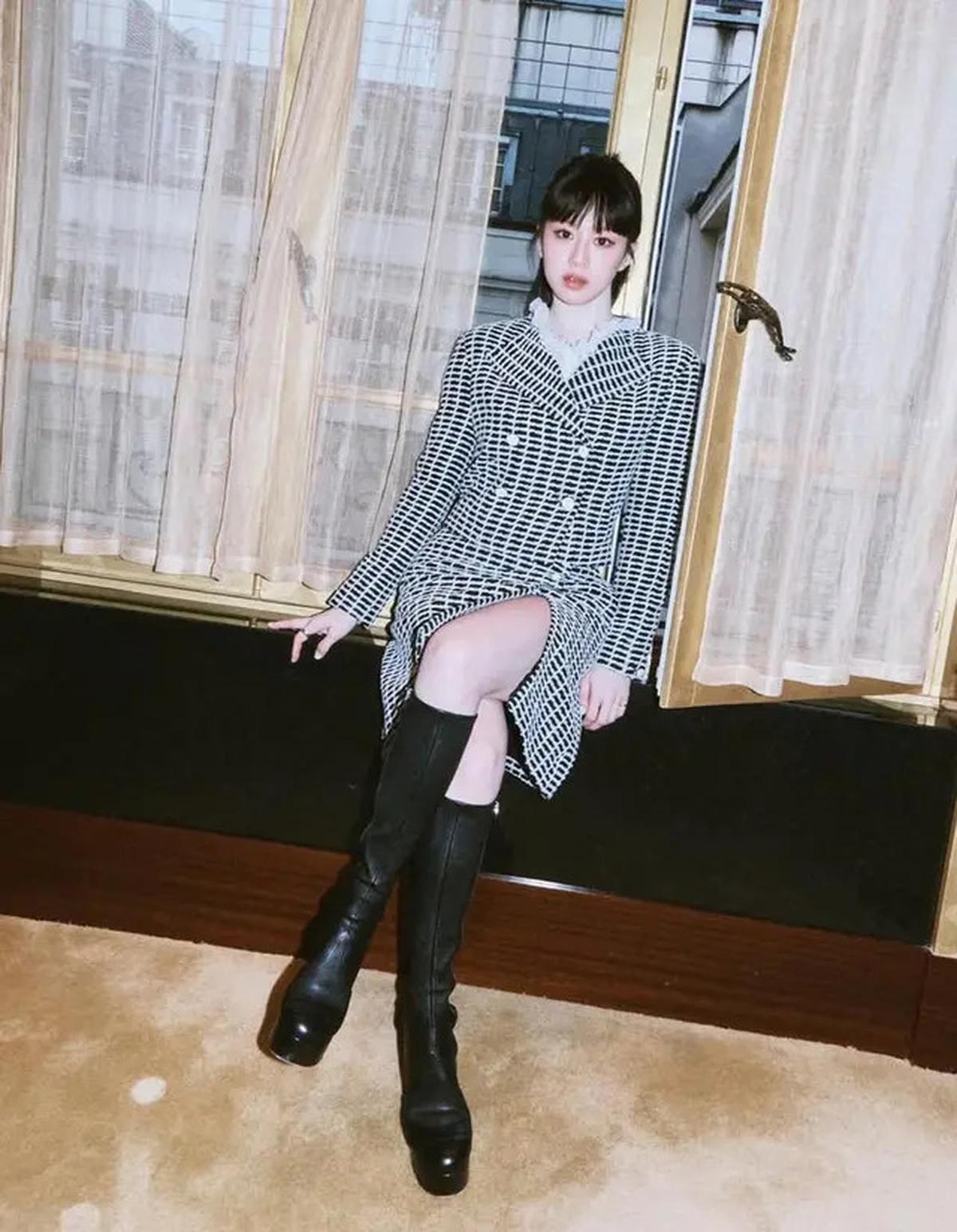 8 OOTD Human Chanel Go Youn Jung Pemeran Oh Yi Young di Drakor Resident Playbook