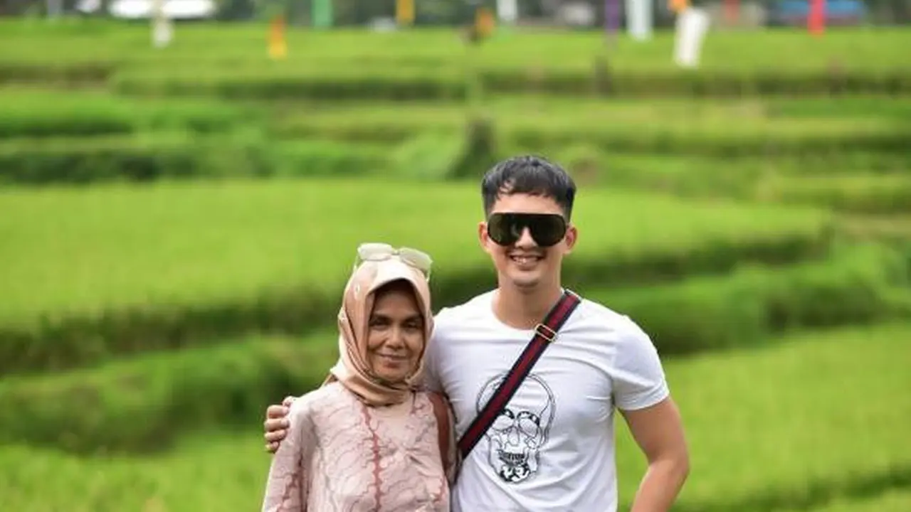 Kebersamaan Kiki Farrel dan Ibu