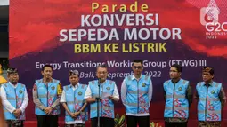 Menteri Energi dan Sumber Daya Mineral (ESDM) Arifin Tasrif memberikan keterangan pers saat Parade Konversi Sepeda Motor BBM Ke Listrik di Nusa Dua, Bali, Kamis (1/9/2022). Parade motor listrik tersebut adalah rangkaian memperkuat pelaksanaan G20 dalam transisi energi berkelanjutan. (Liputan6.com/Johan Tallo)