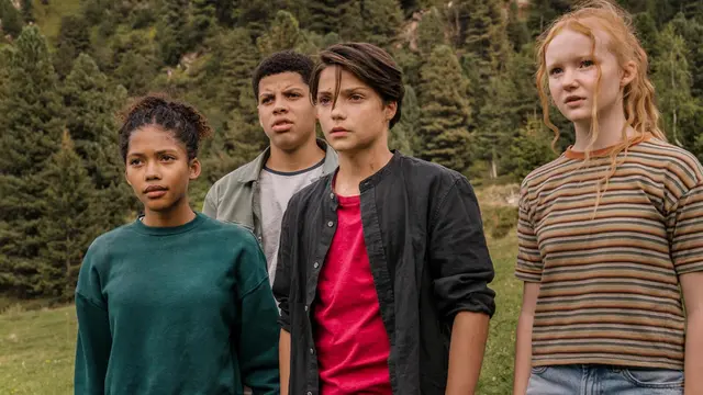Lili Falk sebagai Holly dalam film Woodwalkers. (Foto: Dok. Blue Eyes Fiction/ StudioCanal/ IMDb)