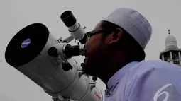 Dengan alat khusus semacam teleskop. Posisi hilal bisa terlihat jika cuaca dalam keadaan baik, Kembangan Utara, Jakarta, Jumat (27/6/2014) (Liputan6.com/Faizal Fanani)