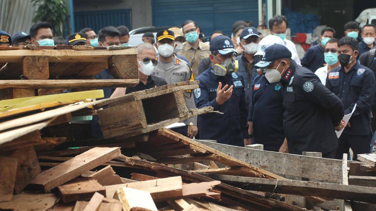 FOTO: KLH Segel Gudang Pestisida di Tangerang Selatan Terkait Pencemaran Sungai Cisadane