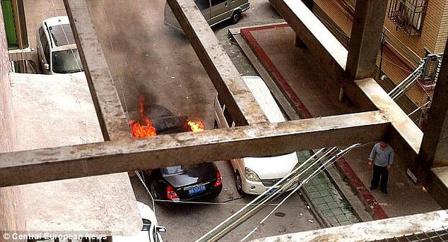 Mobil yang melesat sambil terbakar | Photo copyright Dailymail.co,uk