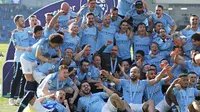 Manajer Manchester City Pep Guardiola dan para pemainnya merayakan sukses meraih gelar juara Liga Inggris 2018-19. (AP Photo/Frank Augstein)