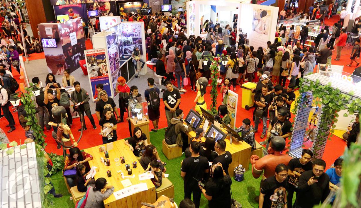 Pengunjung memadati stand industry kreatif pada gelaran  Popcon Asia 2016 di JCC, Jakarta (14/08). Festival yang fokus pada komik, mainan, film, dan animasi dipadati sekitar 40 ribu pengunjung. (Liputan6.com/Fery Pradolo)
