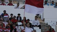Antusias yang tinggi dari para pendukung Indonesia pada laga pertama piala AFF U-22 yang berlangsung di Stadion Nasional, Phom Penh, Kamboja, (Senin/18/2). Timnas Indonesia bermain imbang 1-1 kontra Myanmar. (Bola.com/Zulfirdaus Harahap)
