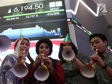 Sejumlah karyawan meniup terompet saat penutupan Indeks Harga Saham Gabungan (IHSG) 2018 di Kantor BEI, Jakarta, Jumat (28/12). Perdagangan IHSG 2018 resmi ditutup. (Liputan6.com/Angga Yuniar)