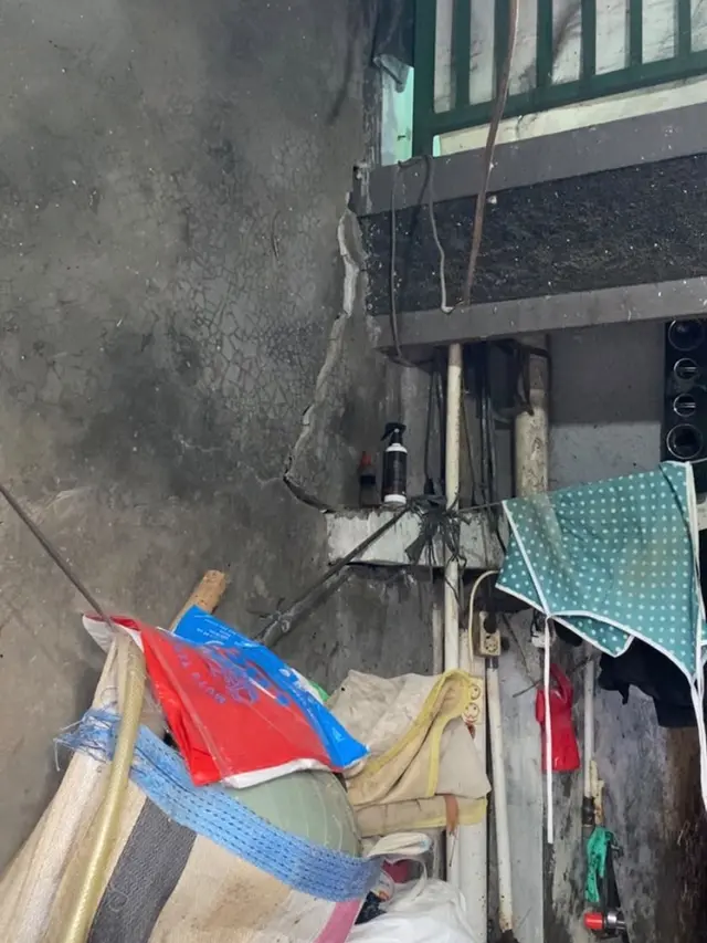 Dicor Hari Ini, Retak Lagi Esok: Lingkaran Setan Warga Jalan Amblas Pulo Gadung