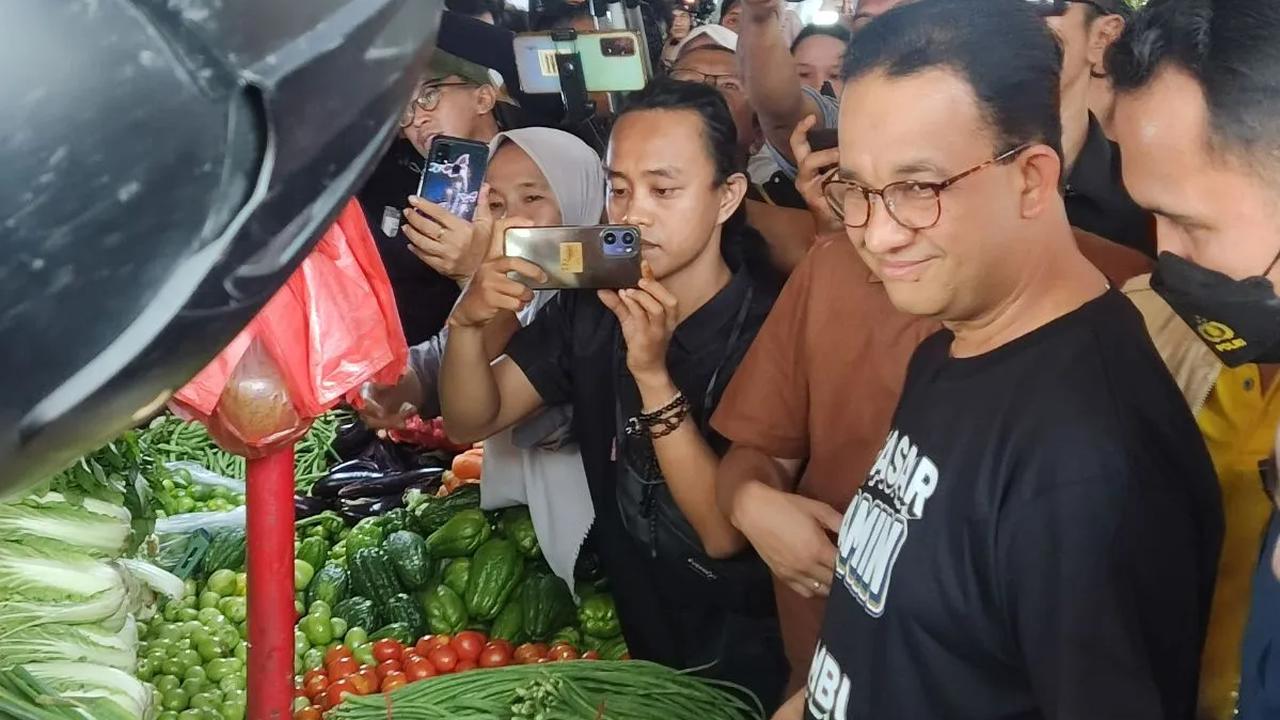 Sementara itu, dalam pidatonya Anies menceritakan pertemuannya dengan pedagang pasar di Jambi, pagi ini. Banyak dari mereka bercerita kalau harga pangan mahal.