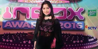 Artis muda Prilly Latuconsina kembali berhasil menuai prestasi di dunia hiburan. Tadi malam (19/10), Prilly dinobatkan sebagai Host Tamu Paling Inbox 2016 dalam ajang Inbox Awards 2016. (Bambang E. Ros/Bintang.com)