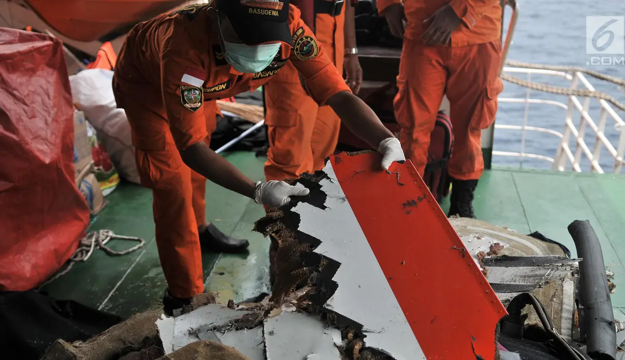 Tim SAR mengevakuasi barang korban dan puing pesawat Lion Air JT 610 saat pencarian hari kedua di laut utara Karawang, Jawa Barat, Selasa (30/10). Pencarian korban Lion Air dilakukan dengan menyisiri Pantai Tanjung Pakis. (Merdeka.com/Iqbal S. Nugroho)