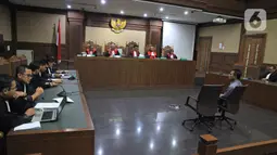 Mantan Dirut PT Mugi Rekso Abadi, Soetikno Soedarjo mendengarkan dakwaan jaksa di Pengadilan Tipikor, Jakarta, Kamis (26/12/2019). Soetikno didakwa menyuap mantan Dirut Garuda Indonesia Emirsyah Satar terkait pengadaan pesawat dan mesin pesawat di PT Garuda Indonesia. (Liputan6.com/Herman Zakharia)