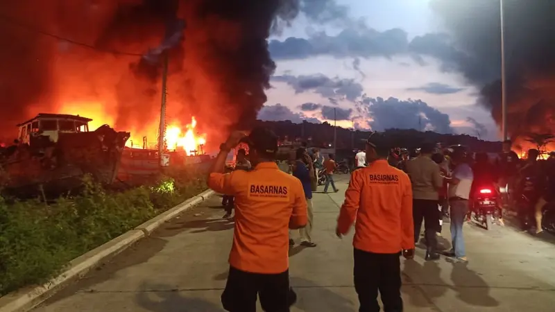 Kebakaran kapal di Dermaga Batere, kawasan Dermaga Wijayapura, Cilacap, Selasa petang (3/5/2022). (Foto: Liputan6.com/Basarnas)