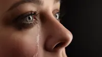 Pada situasi emosional atau tertekan, kelebihan air mata tidak dapat dibuang cukup cepat melalui saluran air mata dan menggulir ke bawah, ke pipi. (iStockphoto)