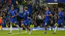 Pemain Chelsea, Christopher Nkunku melakukan selebrasi bersama rekan-rekannya setelah mencetak gol ke gawang Servette pada leg pertama playoff UEFA Conference League 2024 di Stamford Bridge, London, Jumat (23/08/2024). (AP Photo/Alastair Grant)