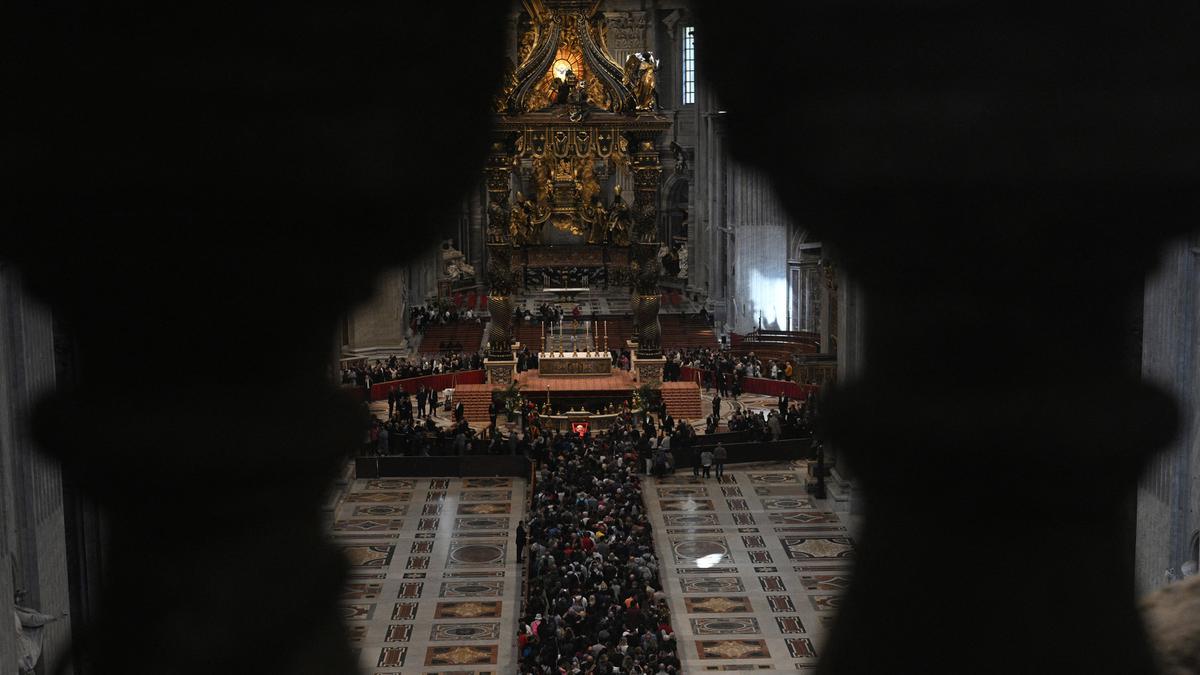 Lebih dari 128.000 Orang Melayat Paus Fransiskus di Basilika Santo Petrus