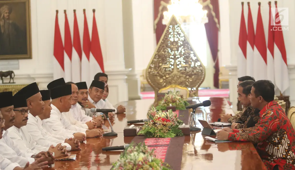 Presiden Joko Widodo berdialog dengan Dewan Pimpinan Pusat Asosiasi Petani Tebu Rakyat Indonesia (DPP APTRI) di Istana Negara, Jakarta, Selasa (5/3). Pertemuan membahas kelangsungan industri gula dan pertanian tebu.(Liputan6.com/Angga Yuniar)